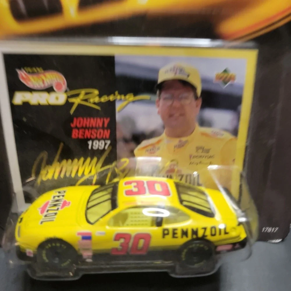 Team Hot Wheels 1997 Edition Nascar Pro Racing Car Pennzoil Johnny Benson w Card